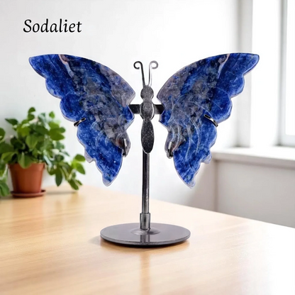 prachtige handgegraveerde vlinder op standaard in sodaliet