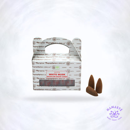doosje white musk backflowkegles met wat losse kegels ernaast op een logo achtergrond