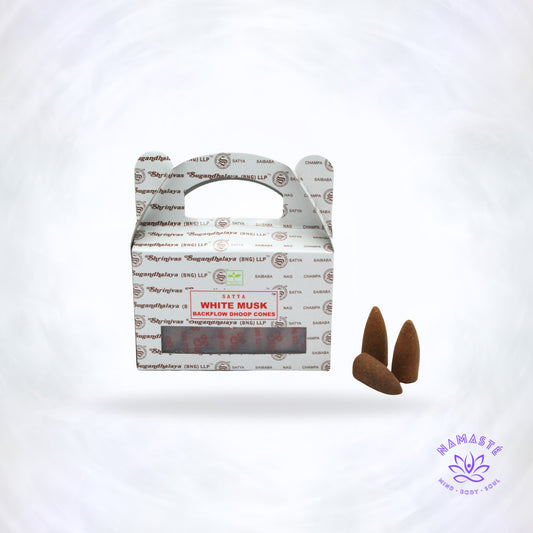 doosje white musk backflowkegles met wat losse kegels ernaast op een logo achtergrond