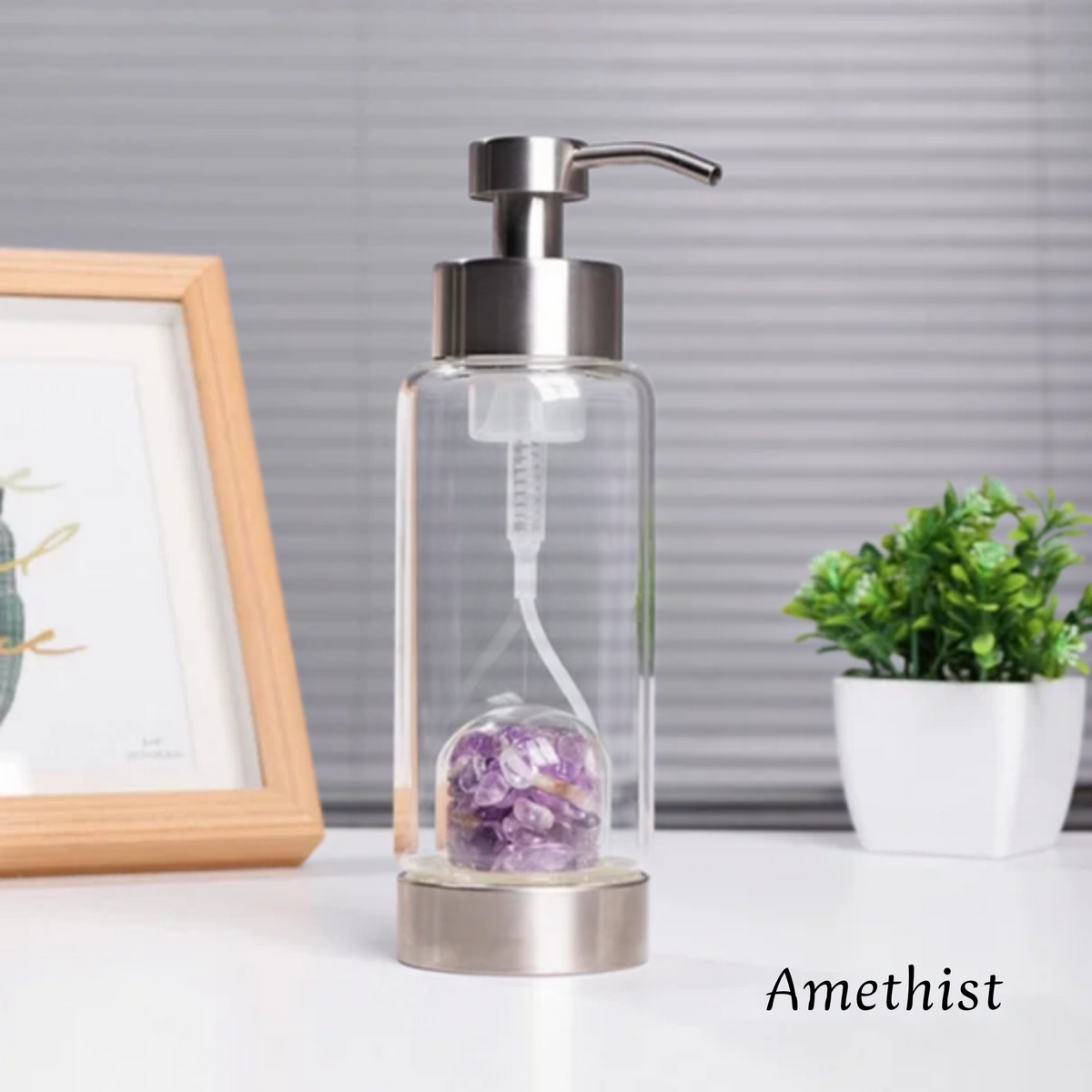 lege glazen kristalfles met amethist met plantje en kader op de achtergrond