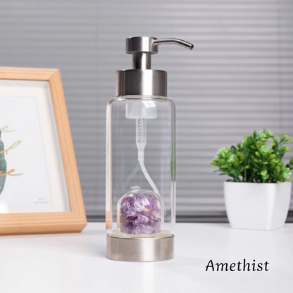 lege glazen kristalfles met amethist met plantje en kader op de achtergrond