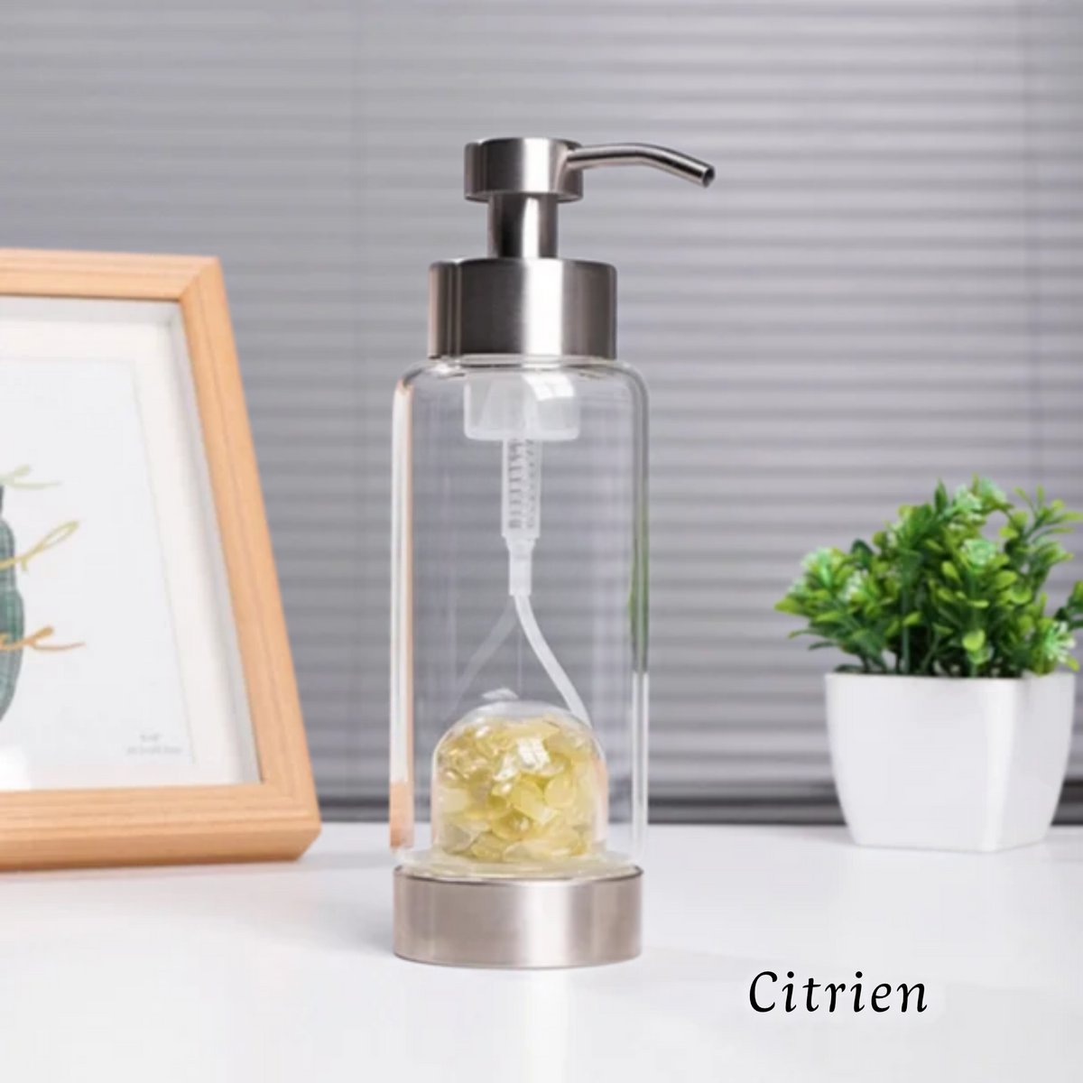 lege glazen kristalfles met citrien met plantje en kader op de achtergrond