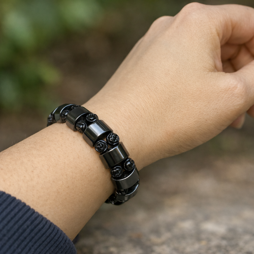 zwarte hematiet amband rond de arm