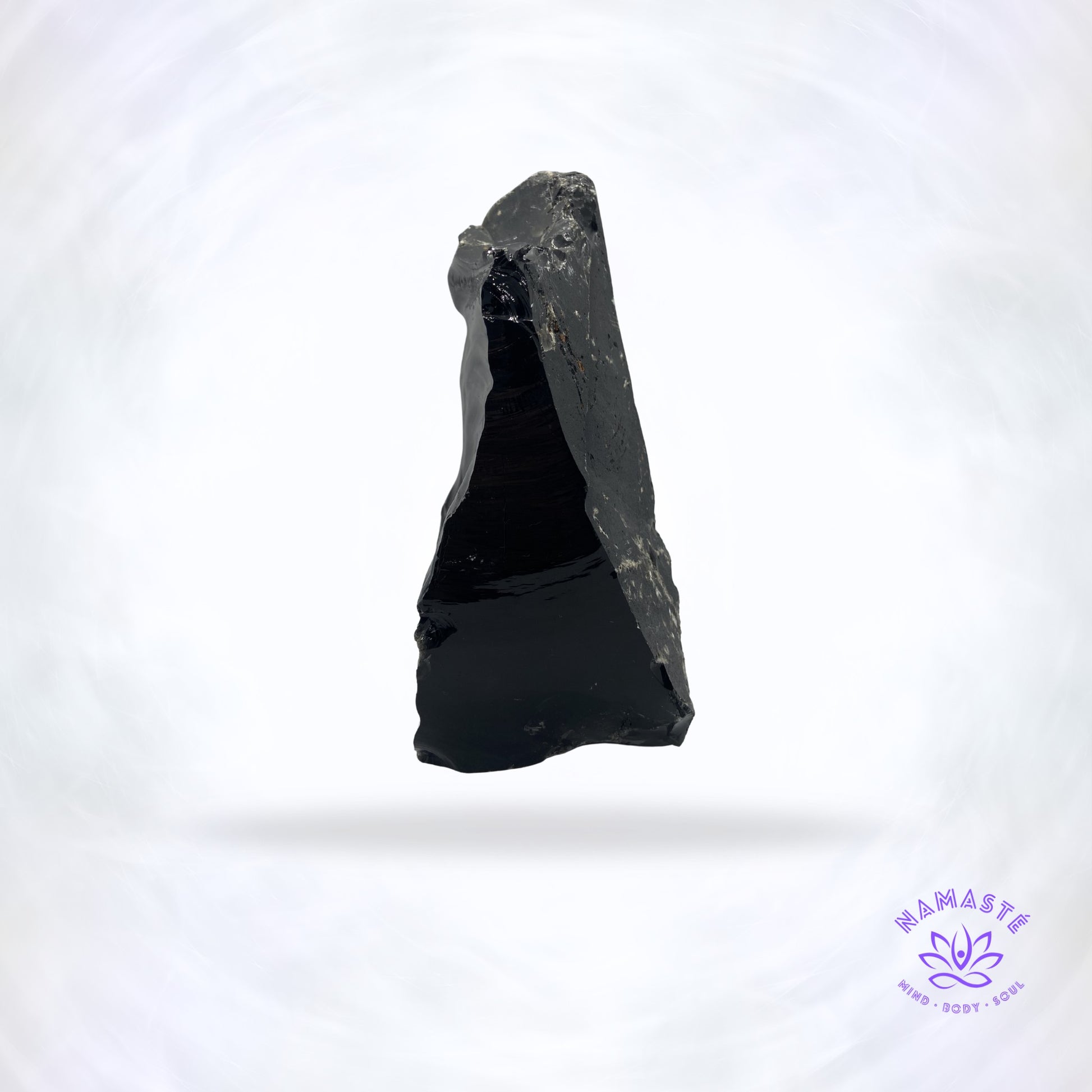 ruwe zwarte obsidiaan zijaanzicht