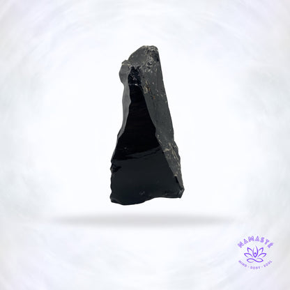 ruwe zwarte obsidiaan zijaanzicht